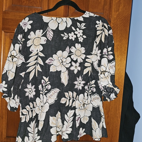 Torrid Floral V-Neck Blouse - Picture 3 of 3